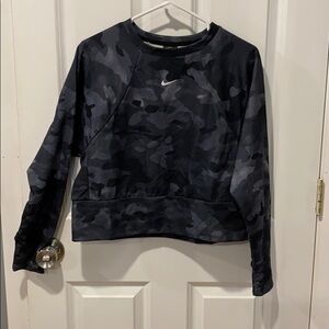 EUC Nike Camo Cropped Crew